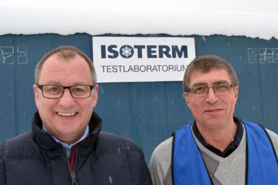 Viktig målestasjon: Geir Kåre Kroken og Per Roger Skurdal i Isoterm utenfor testaboratoriet, hvor de har måler temperaturer i ulike masser, under snø og grunnforhold. 