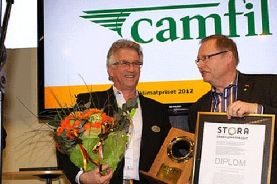 Camfil Svenska AB, med base i Trosa, vant  Stora Inneklimatpriset 2012. Prisen ble tatt i mot av selskapets vice vd, Jan Andersson, på Nordbygg Ecoforum i Stockholm og prisutdelare var riksdagsledamoten Jan Lindholm (MP).Foto Ecoforum