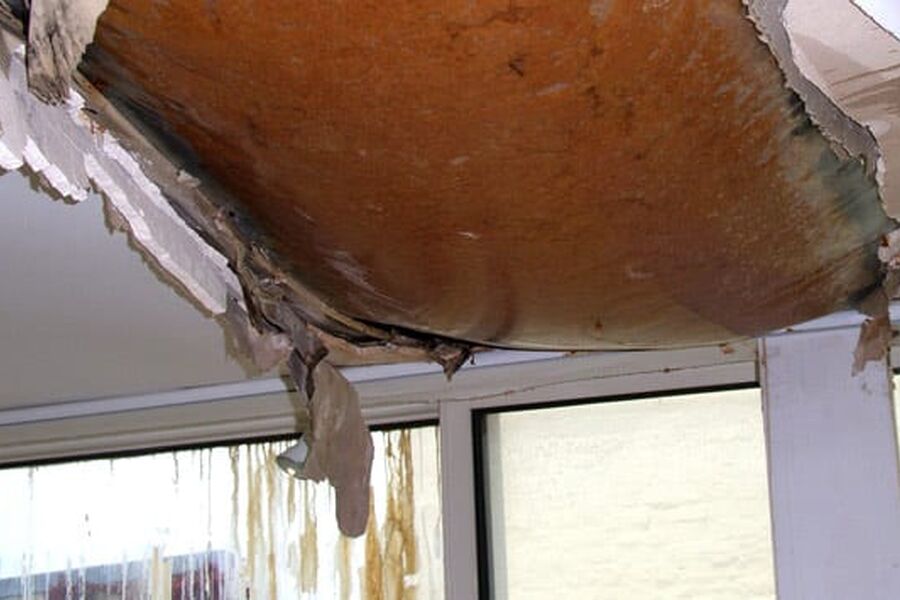 UNNGÅ VANNBOMBE: Selv om det gjøres en god jobb med plastfolien, kan konsekvensene av en taklekkasje bli betydelige. Foto: SINTEF Byggforsk