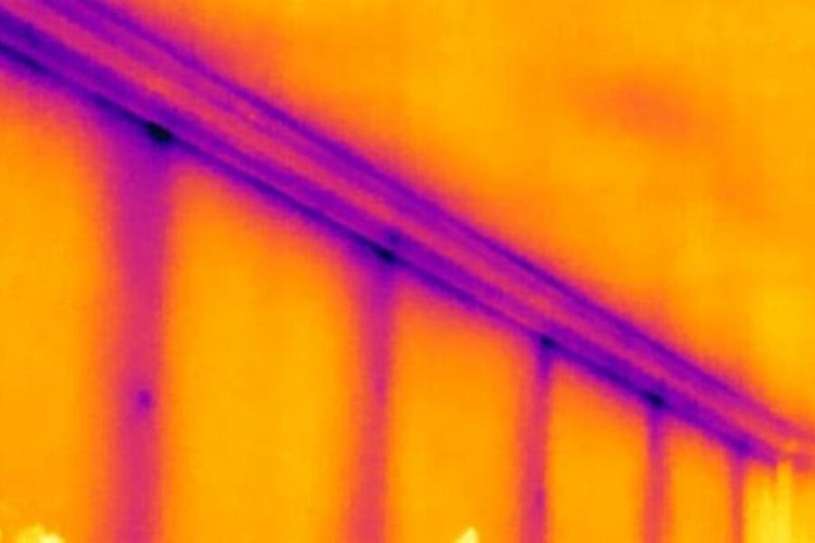 Termografi av heksesot. Heksesotet vises som striper på veggen og på taklisten. Her sammenfaller det med de områdene som hadde en lavere overflatetemperatur enn veggen forøvrig. Foto: Mycoteam. 