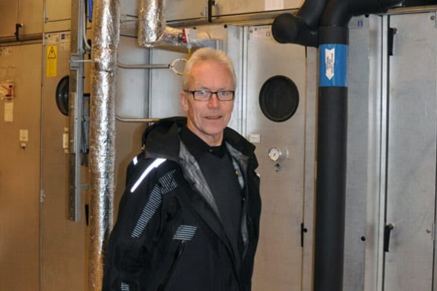 Vedlikeholdsleder Paal Schøyen i Haaland Klima AS setter i disse dager i  gang utskiftning og rehabilitering av 32 varmegjennvinnere i Telenor - bygget ved Fornebu.