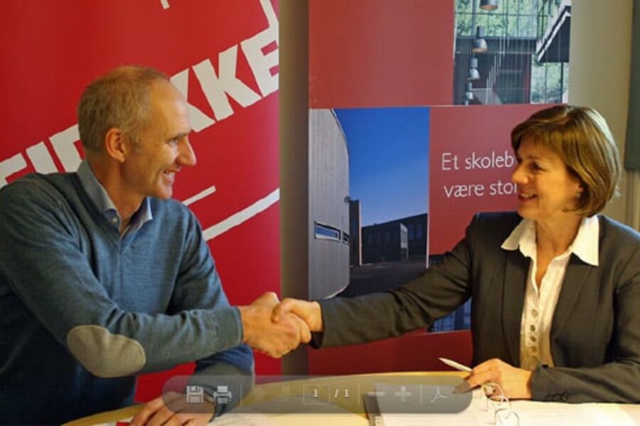 Distriktsleder Hans Olav Sørlie i Veidekke (t.v.) og administrerende direktør Rigmor Hansen i Undervisningsbygg Oslo KF.

 
