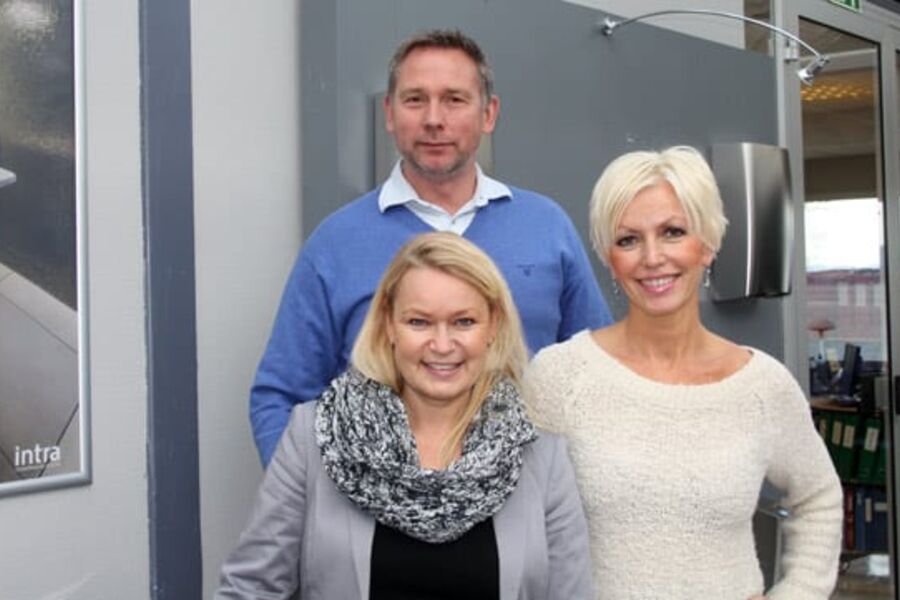 En optimistisk stab i Intra har stor tro på fremtiden. Foran ser vi salgs- og markedsdirektør i Intra, Ingrid Johansen (fv), Marit Hammer, salgs- og markedskoordinator, og fabrikksjef Willy Berdahl. 