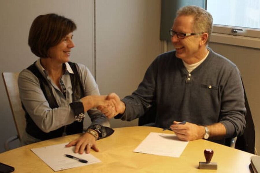 Rigmor Hansen, adm. direktør i Undervisningsbygg, og Per-Inge Heen, Distriktsleder Veidekke Entreprenør Follo/Indre Østfold, under signeringen. Foto: Undervisningsbygg