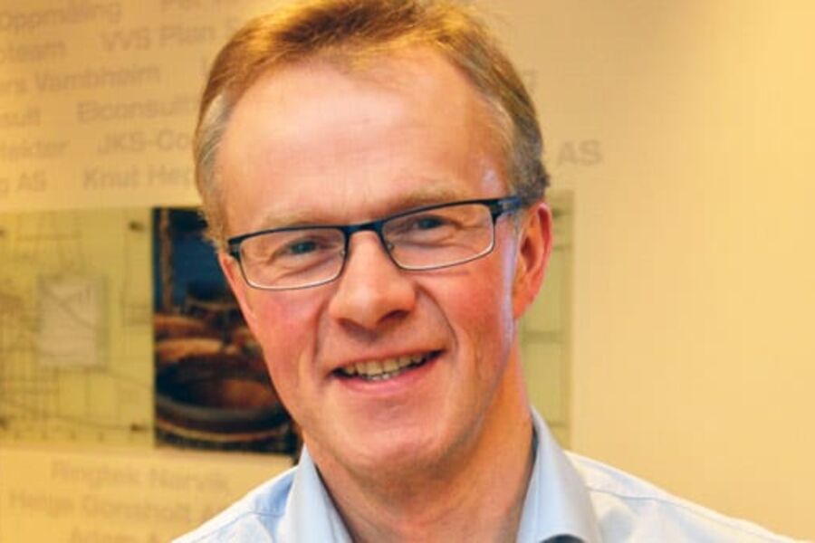 Mads Mysen er Seniorforsker ved SINTEF og Professor II ved Høyskolen i Oslo og Akershus hvor han underviser i Ventilasjonsteknikk. Mysen står sammen med Peter G. Schild.  PhD, Senior Scientist
SINTEF Buildings & Infrastructure / SINTEF Byggforsk bak denne fagartikkelen.
