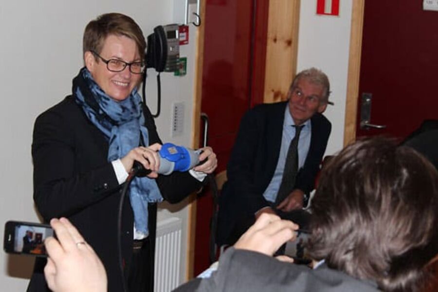 Vår nye klima- og miljøvernminister Tine Sundtoft  koblet tirsdag denne til Norges største solcelleanlegg for produksjon av strøm. Foto: Frode Skår, Høgskolen i Hedmark.år nye 