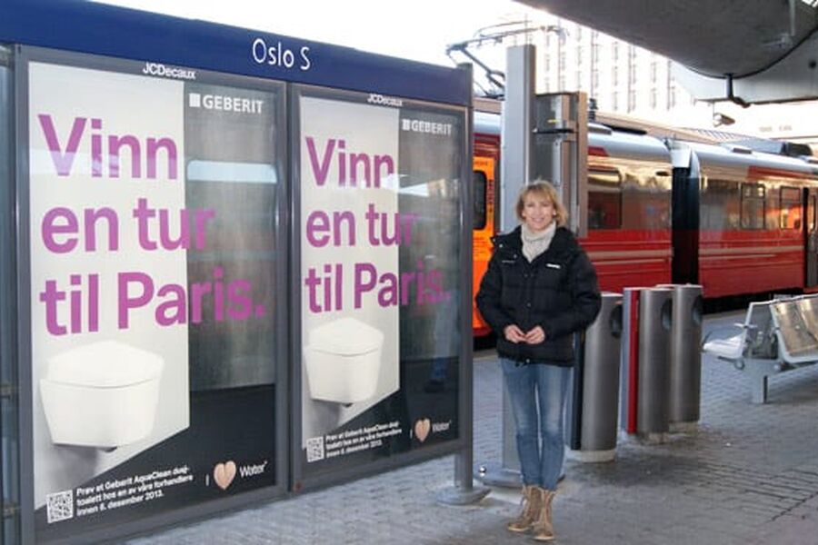 Her ser vi markedskoordinator i Geberit Norge, Wenche Sydhagen foran en boards på Oslo sentralbanestasjon.
