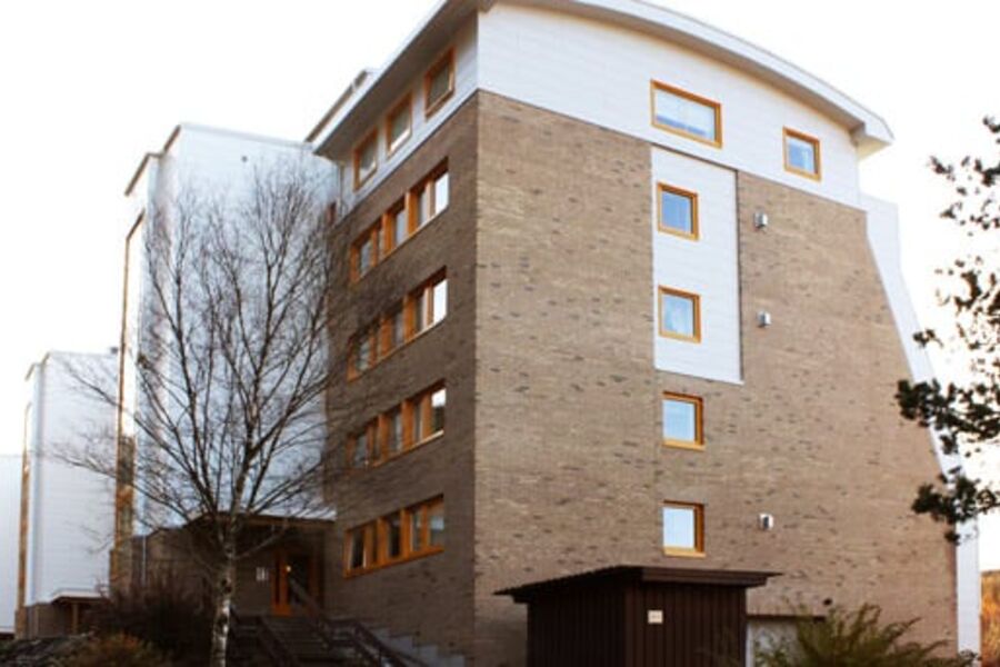 Barkaleitet borettslag i Åsane finansierte oppgraderingen gjennom salg av nye leiligheter i påbygd toppetasje. Tilleggsisolering, nytt ventilasjonsanlegg, trinnfrie inngangsparti, samt tilbygg med båreheis og trapperom har bidratt til økt bokvalitet, innekomfort og tilgjengelighet. Foto: SINTEF Byggforsk 