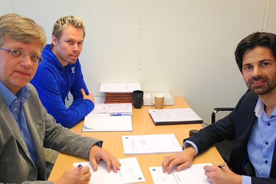 Signering-OSL-T2. Fra venstre Regionsdirektør Øst (GK) Torgeir Moe, Prosjektleder (GK) Henning Johansen, Administrerende direktør (Lindab) John Georg Storvik. 
Bilde: OSL	
