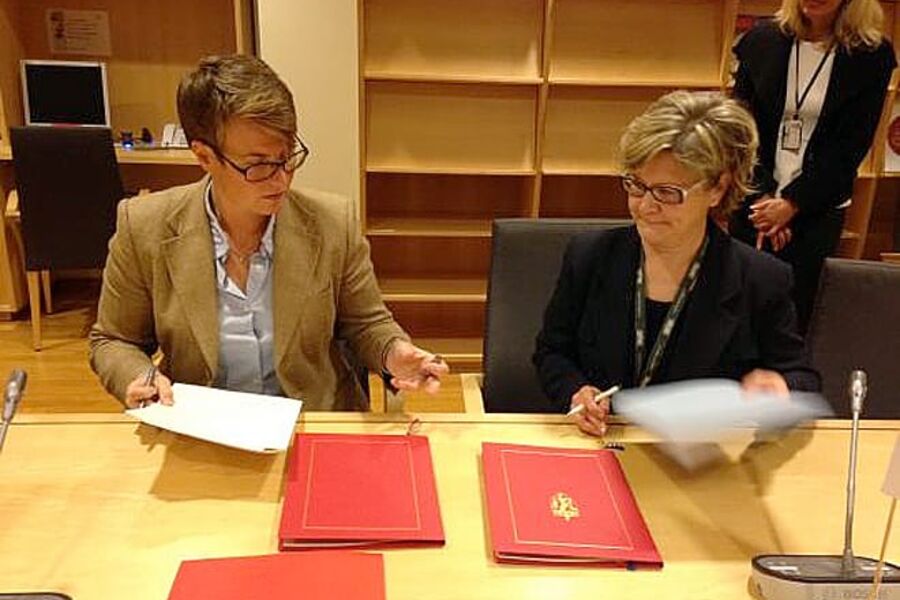 Klima- og miljøvernminister Tine Sundtoft og den finske statssekretæren Katariina Poskiparta undertegnet avtalen om felles vannforvaltning av grensekryssende vassdrag (Foto: Jon Berg/Miljøverndepartementet)