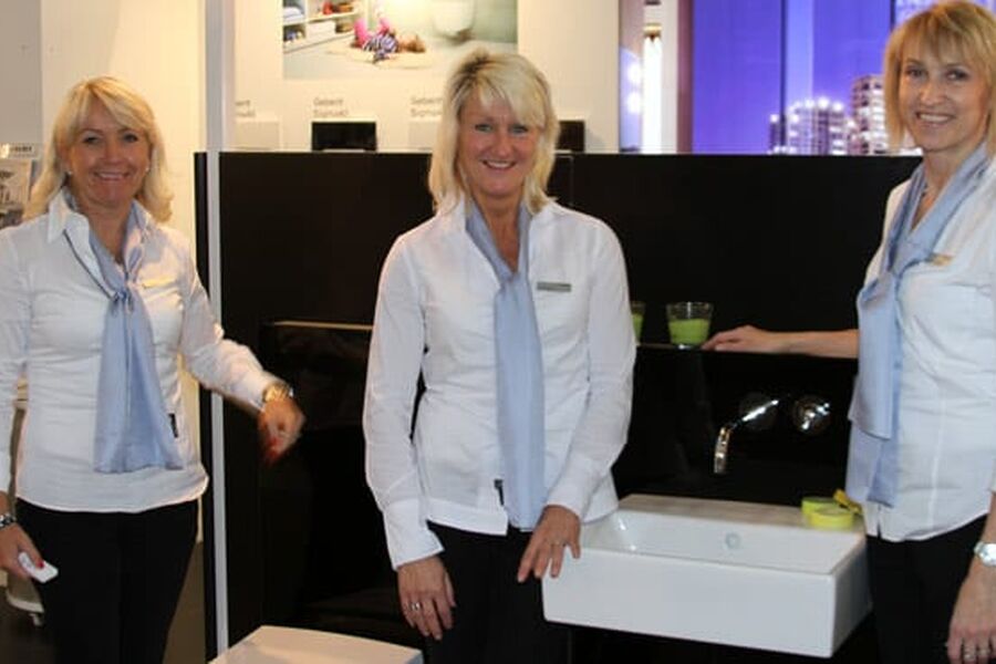 Damene i Geberit Norge var fornøyd med årets utgave av Bygg Reis Deg. De følte at de fikk vist frem sine produkter ovenfor både forbruker og fagpersoner. Fra venstre ser vi, Beat Gerø, Anita Sagen, og wenche Sydhagen. 