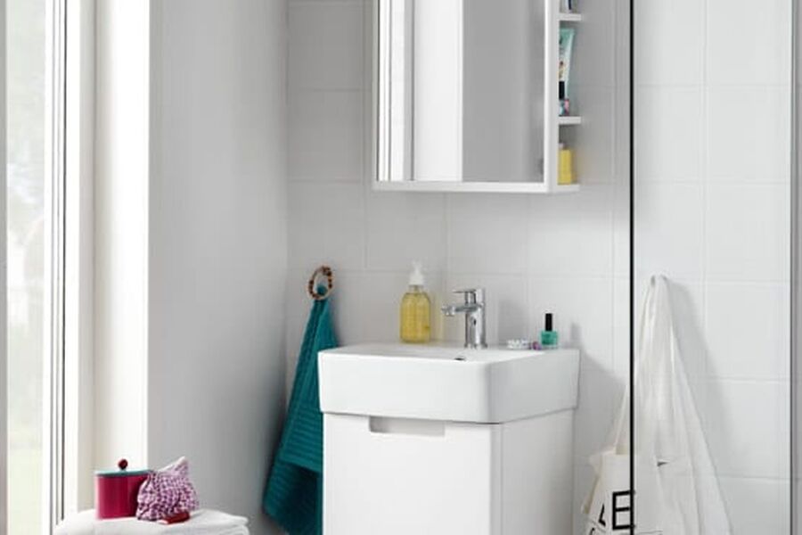 Servantskap med myktstengende dør. En flyttbar hylle i skapet og en praktisk hylle på innsiden av døren. Servant i porselen. Oppbevaringsspeil med hyller som gir tilgang fra begge sider.