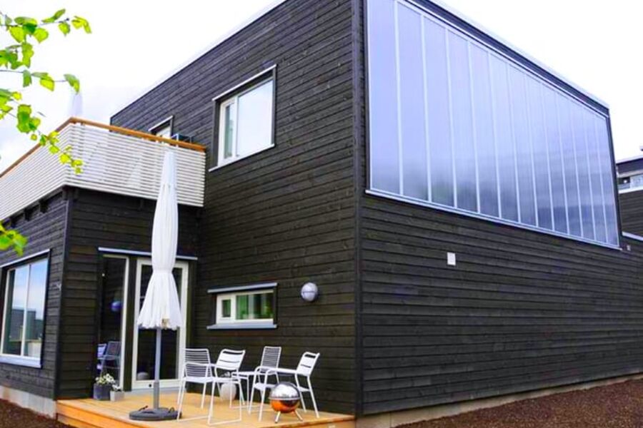 Solfangeren på et hus i Oslo gir like mye energi som varmepumper i tilsvarende hus. Foto: Aventa Solar