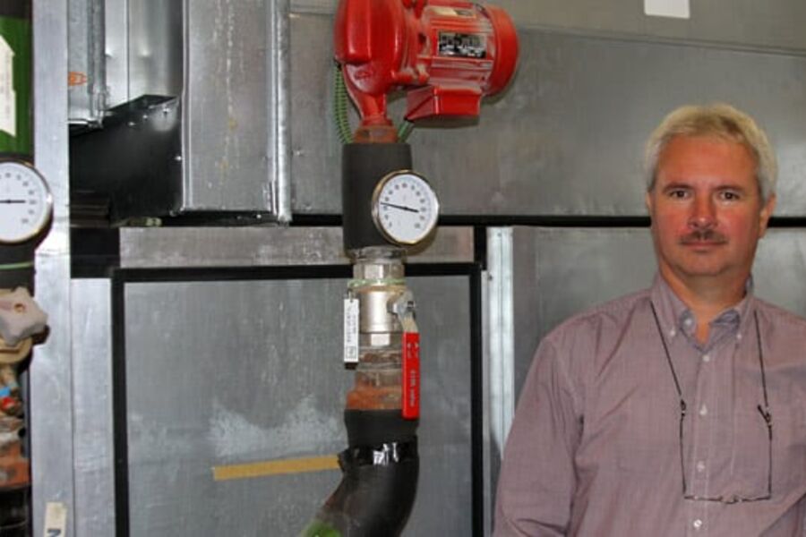 Teknisk sjef hos Spar Kjøp i Bergen, Arild Kallestad er stolt av at bedriften har redusert sitt energiforbruk med hele 30 prosent.