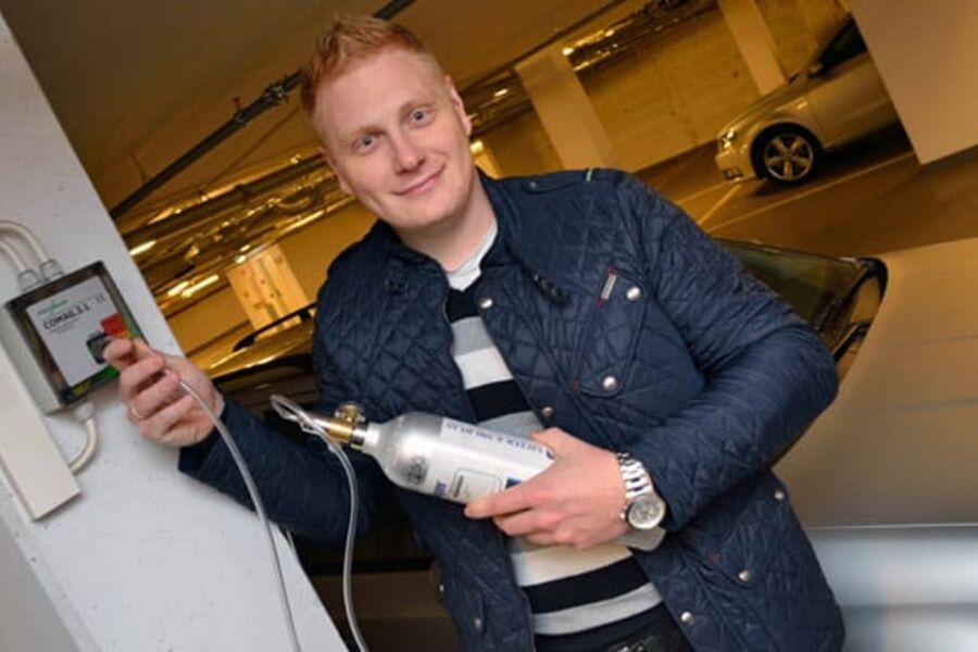 Andreas Solrud tester om sniffesensoren er våken med medbrakt karbonmonoksid.