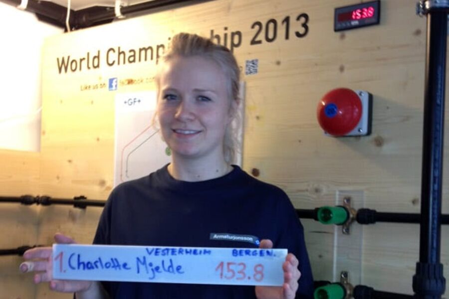 Charlotte Mjelde er Bergens raskeste rørlegger. Hun tok utfordringen fra Armaturjonsson på strak arm ute hos grossisten. 