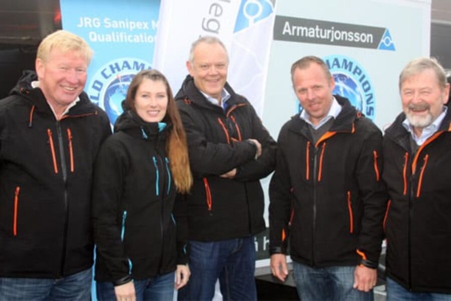 Her har vi gjengen fra Armaturjonsson på plass utenfor det nye anlegget til Brødrene Dahl i Sarpsborg. Fra venstre ser vi Øyvind Christiansen, Marie Kristine Kolbu, Kjell magne Olsen, Benny Kopperud og Per Arne Kindberg.