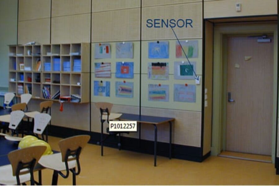 Luften kommer ut i rommet i den sorte spalten i vegge langs gulvet, og individuell tilførsel til hvert rom, behovstyres av CO2 og tempfølere.