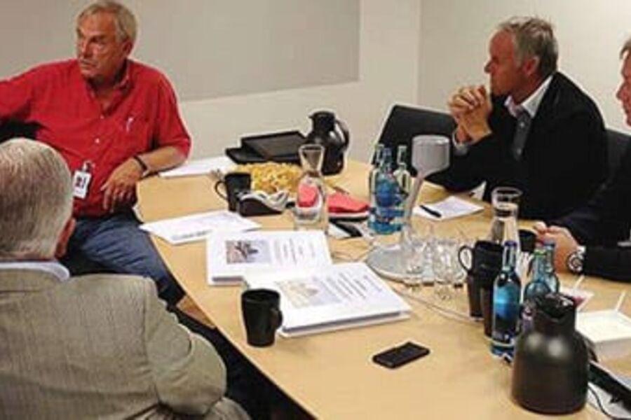 Fra kontraktsinngåelsen mellom partene. Fra venstre (med ryggen til) Jens Levi Moldstad, Frode Sjursen (adm dir Forsvarsbygg), Olaf Dobloug (direktør Forsvarsbygg kampflybase), Egil Sormbroen (Hjellnes Consult as), Geir Knudsen (adm dir Hjellnes Consult as) og Jørn Narud (partner i Narud-Stokke-Wiig).Foto: Hjellens Consult