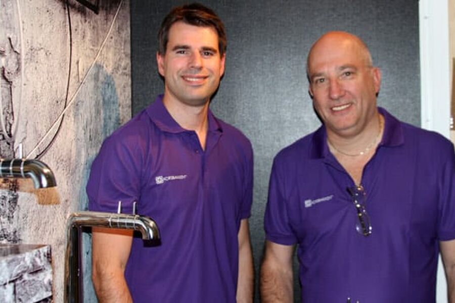 Korsbakken Trading har peket ut kursen for fremtiden, og vet hvor de skal satse. Junior i bedriften, Lars Korsbakken er neste generasjon som skal løfte selskapet videre. Senior Arne Korsbakken (th) har bygget et svært godt fundament for fremtiden.