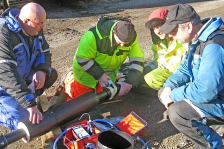 FLYVEKLARE: Opplandske Rørsystemers folk i sammen med entreprenør på anlegg. Man er alltid med 1-2 dager ute på nye anlegg sammen med entreprenør slik at han blir godt kjent med produktene og får en «flying-start»