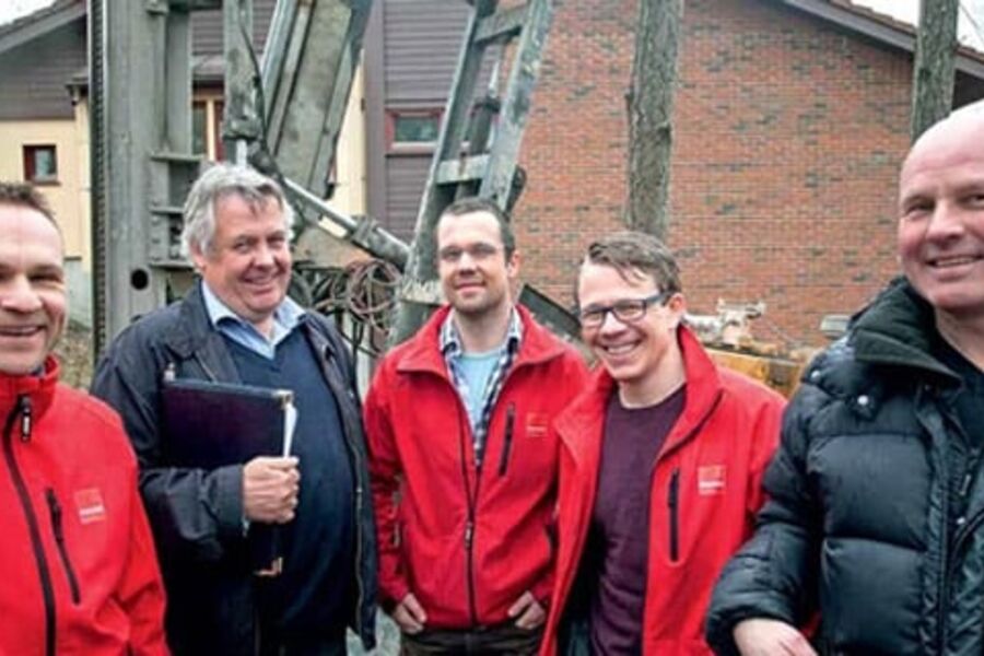 Berg, Schinnes og Hansen fra Veidekke i rødt sammen med Andersen og Haugan fra Drammen Eiendom