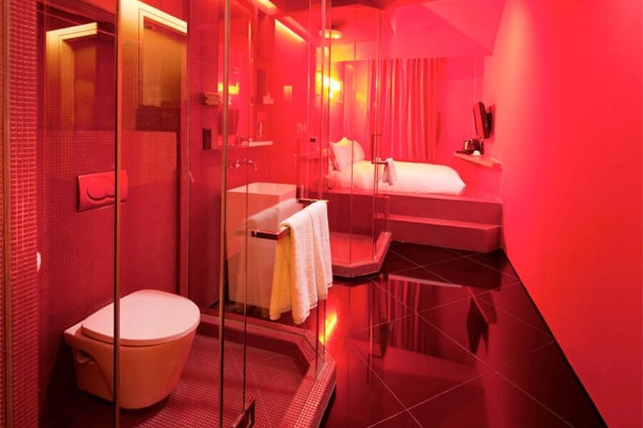 Lyssatt med bred pensel i noen av baderommene i hotellet Wanderlust i Singapore.