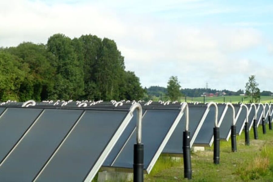 Akershus Energi har nesten 13 000 m2 solfangere ved Lillestrøm, og demonstrer at storskala bruk av solvarme er aktuelt i Norge 
(foto: Norsk solenergiforening)
