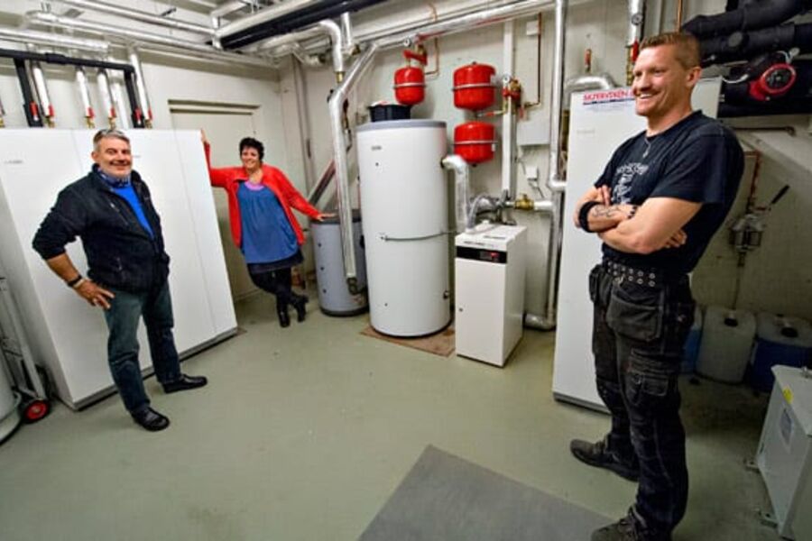 Teknisk rom i Trollklubben barnehage. Fra v. Stefan Trygve Soos, Helle Soos og Thomas Fjeld