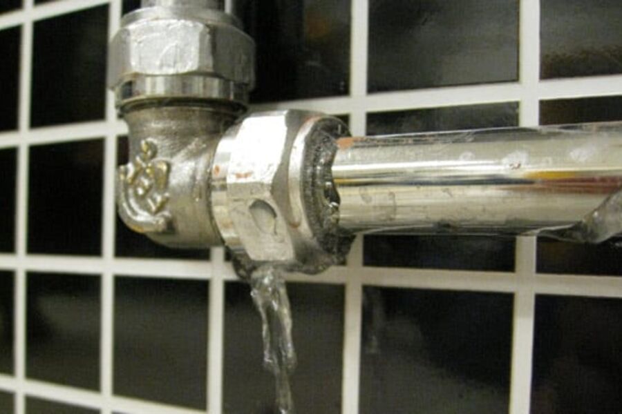 Sannsynligheten for å komme hjem til en vannskade etter ferien er atskillig større enn for at det har vært innbrudd i boligen. Foto: SINTEF Byggforsk

