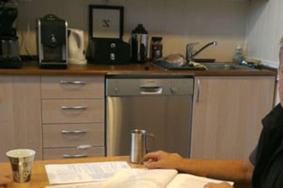 Sindre gruben Olsen ofg Steinar Boberg midt under gjennomgangen. Foto:VKE