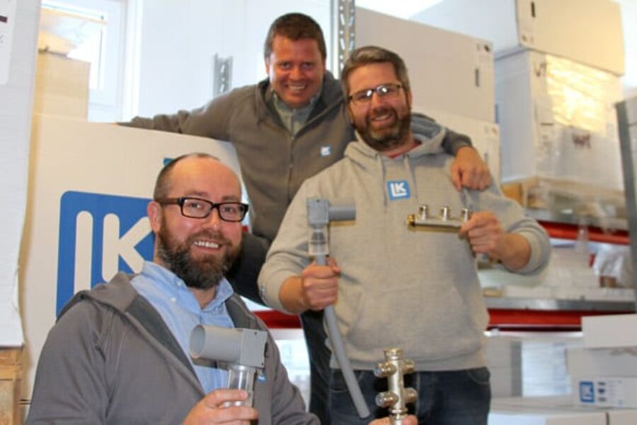 Fra venstre: Produktsjef Hugo Aasberg, salgssjef Lars Petter Olsen og Tommy Rustad, Tekniks support har alle klokketro på den nye Smartboxen.