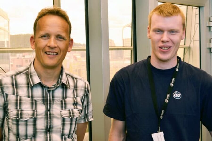 Trygge forhold: Vaktmester Henrik Sutterud(t.h), her sammen med Steffen Bjerkevoll fra Vifter & Miljø har alt på stell i kontorbygget som huser blant andre Dagens Næringsliv. Ved dette bygget er det Bjerke Ventilasjon som sørger for jevning testkjøring av brannviftene og tilstøtende systemer.