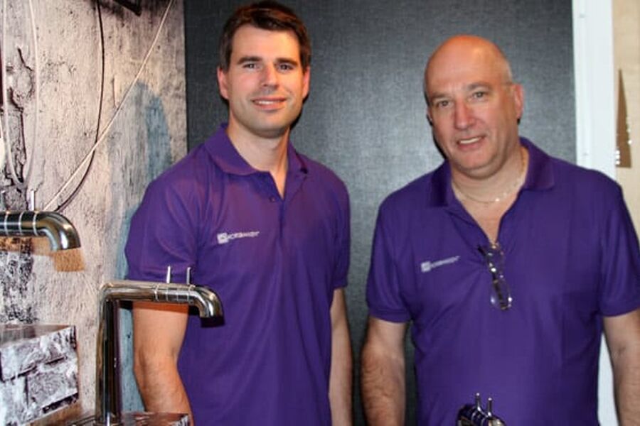 En stolt Arne Korsbakken og sammen med sønnen Lars 
under lanseringen av den nye Apex serien torsdag kveld.