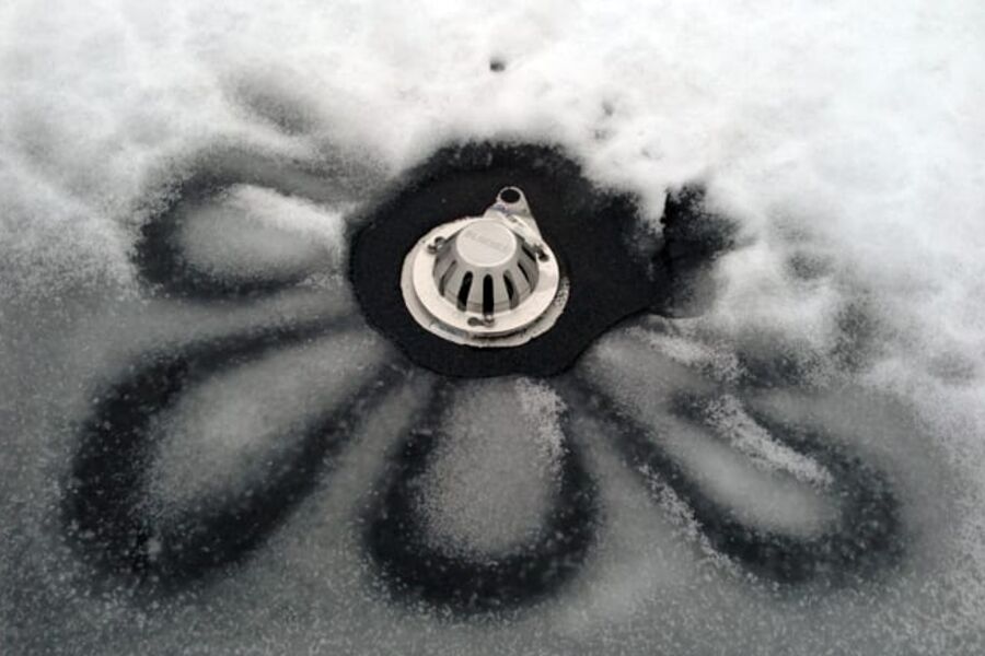 Det finnes løsninger som forebygger lekkasjer gjennom flate tak, blant annet ved hjelp av sluk, varmematte, vannsensor og elektronisk styring.