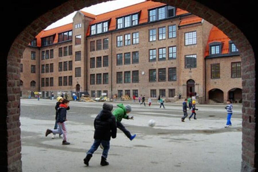 Brandengen skole åpnet i 1914 og er tegnet av arkitekt Arnstein Arneberg. Bygningene har historisk verdi, og Drammen
kommune legger stor vekt på å rehabilitere skolen i samsvar med antikvariske myndigheters forventninger. Skoleanlegget
består av tre mursteinsbygninger, lenket sammen med arkader. Her ses sørfasaden med nye vinduer og ny takstein.