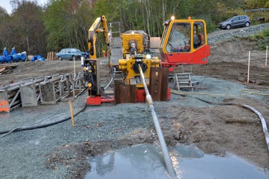 Fire traseer med styrt boring under den populære lakseelva Gaula i Melhus kommune er en viktig del av det store samarbeidsprosjektet MeTroVann mellom Trondheim og Melhus kommuner. Dette prosjektet er med i konkurransen om årets beste gravefrie og miljøvennlige prosjekt i Skandinavia 2013. 