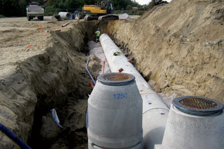 Armerte ig-rør DN 1000 utgjør fordrøyningsmagasinet i vegen. I rørene har Skjæveland Cementstøperi kjerneboret hull på DN 620. På disse er det montert sandfangkummer. Vannet renner rett inn i fordrøyningen, uten å
gå veien om overvannsledninger.
