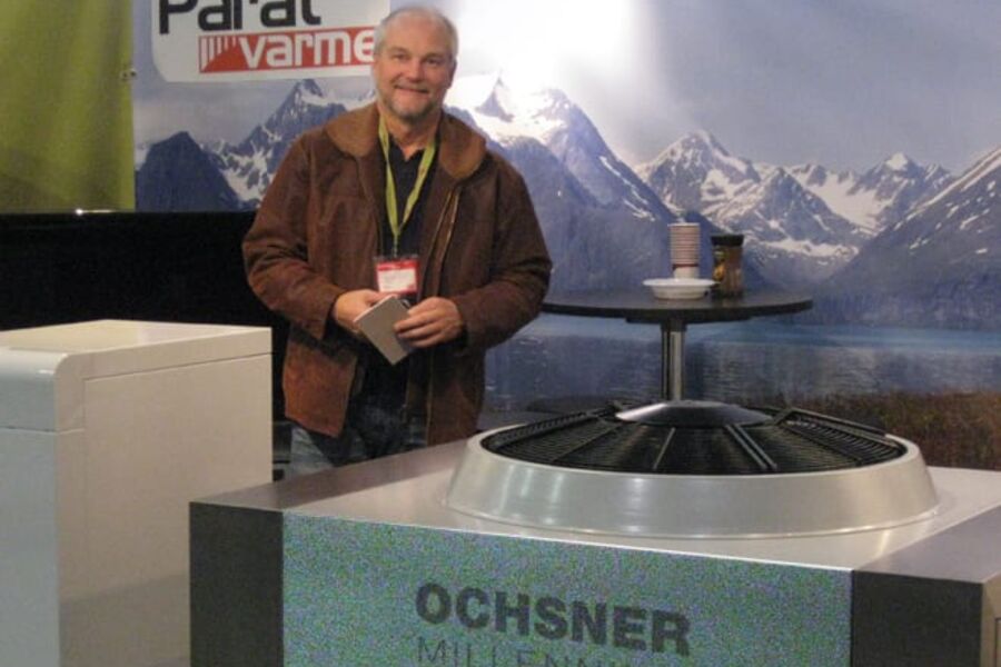 Matthias Ader ved siden av Ochsner elektrokjeler som Parat Varme er eneforhandler i Norge. Finnes for følgende nettspenninger;  230 Volt, 400 Volt og 3x230 Volt uten null.