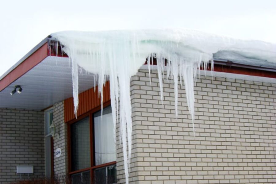 Flate tak ofte et problem om vinteren. Illustrasjonsfoto.