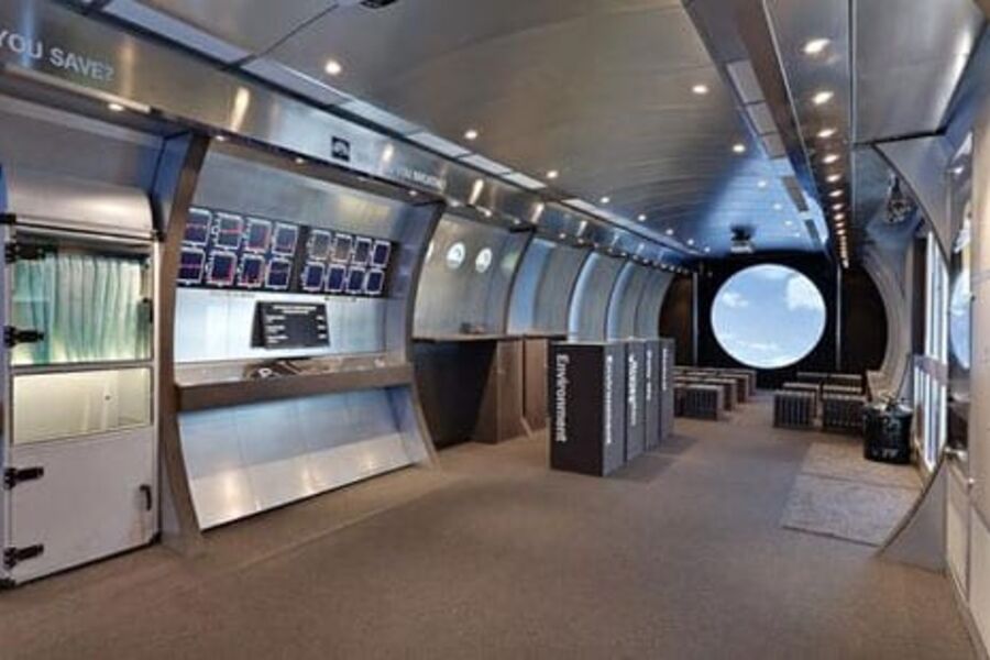 Trailerenhuser fire mobile laboratoriestasjoner. Den mobile utstillingen illustrerer noen av de viktigste delene av Camfil Farrs renluftkonsept og luftfilterteknikk