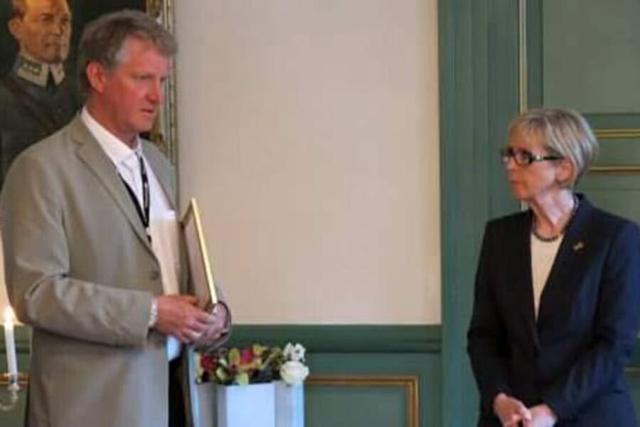 Gunnar Solbjørg, prosjektleder for energiledelsesprogrammet iForsvarsbygg og Forsvarsminister Anne-Grete Strøm-Erichsen. Foto:Forsvaret