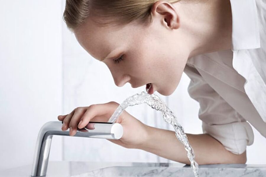 Den dreibare munningen på kranen ved vaskeservanten gjør det enkelt å skylle munnen.