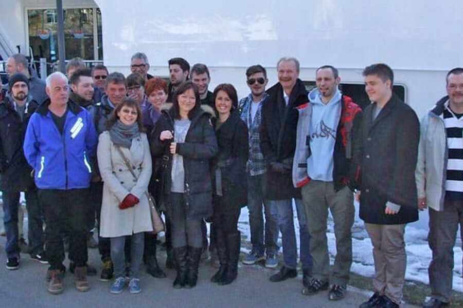 Her har vi alle ansatte samlet foran elvebåten de bodde på under ISH i Frankfurt i mars. 