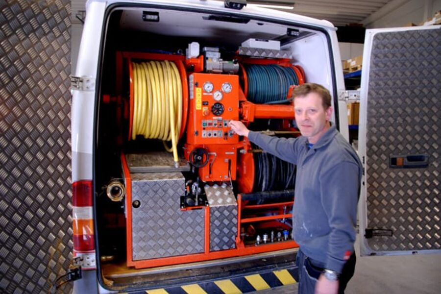 For et par år siden kjøpte VVS Sentret en lett brukt servicebil fra Tyskland, oppgraderte spyle- og tineutstyret og nå er det mange oppdrag.