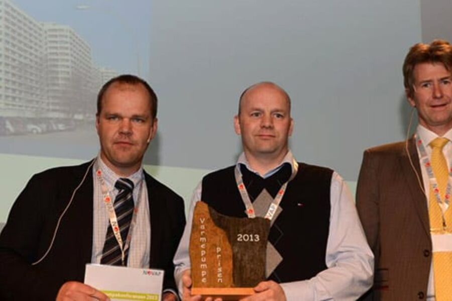 Bård Baardsen, Ole Morten Øversjøen, Tveita Borettslag og  Gunnar Solem under overrekelsen av Årets varmepumpepris til borettslaget.