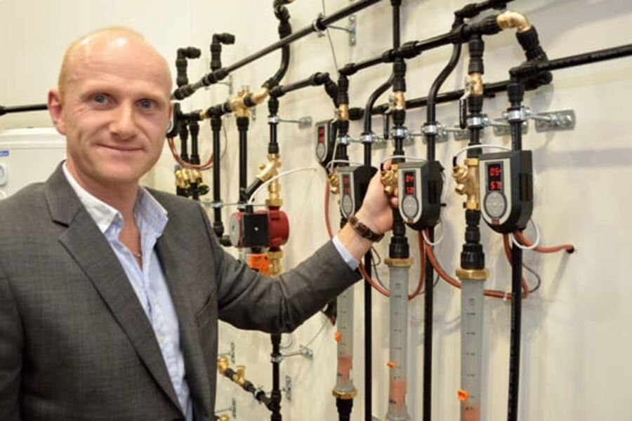 - Å varme opp vann for å drepe bakterier har vært gjort i generasjoner, det er en enkel og sikker metode, sier produktsjef Kenneth Riisa i Armaturjonsson.