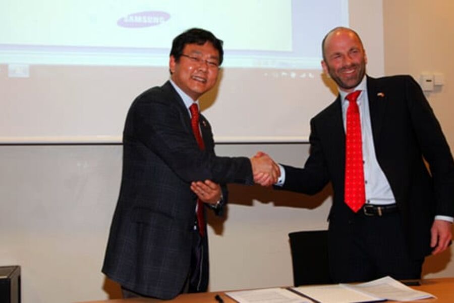 Andrew Ku, Europadirektør for Samsung air conditioning og adm.dir Jens Frydenlund gratulerer hverandre etter at distribusjonsavtalen mellom Samsung og Ingeniørfirmaet Theodor Qviller AS er underskrevet.