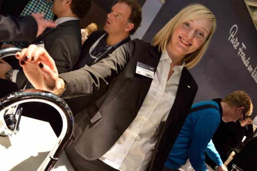 Kristine Berg Skauge viser frem det nye armaturet under messen på ISH.