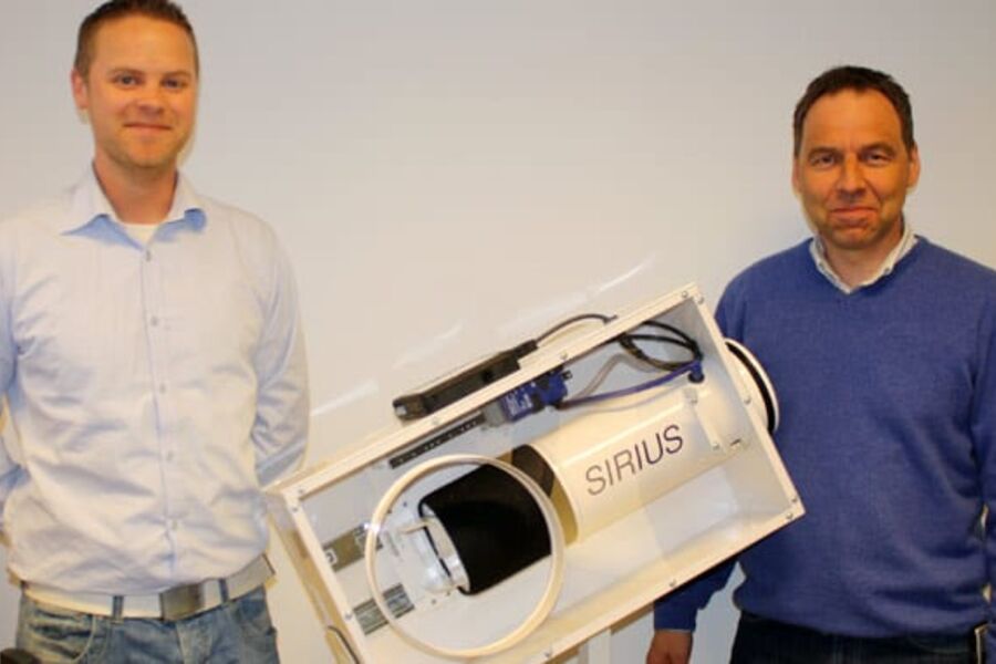 Prosjektansvarlig Lars Dulsrud og utviklingssjef Tore Stenbråten med det nye Sirius kammeret